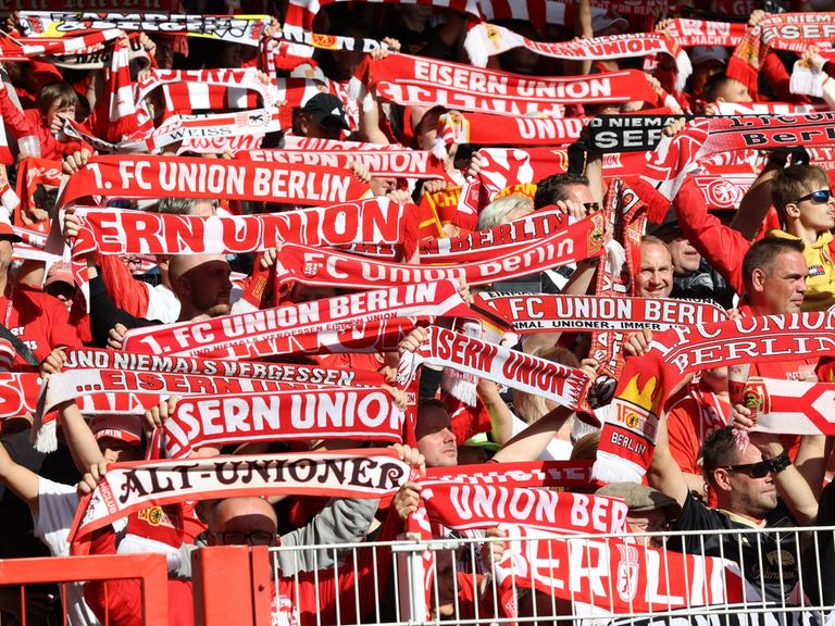Fans von Union Berlin im Stadion an der Alten Försterei