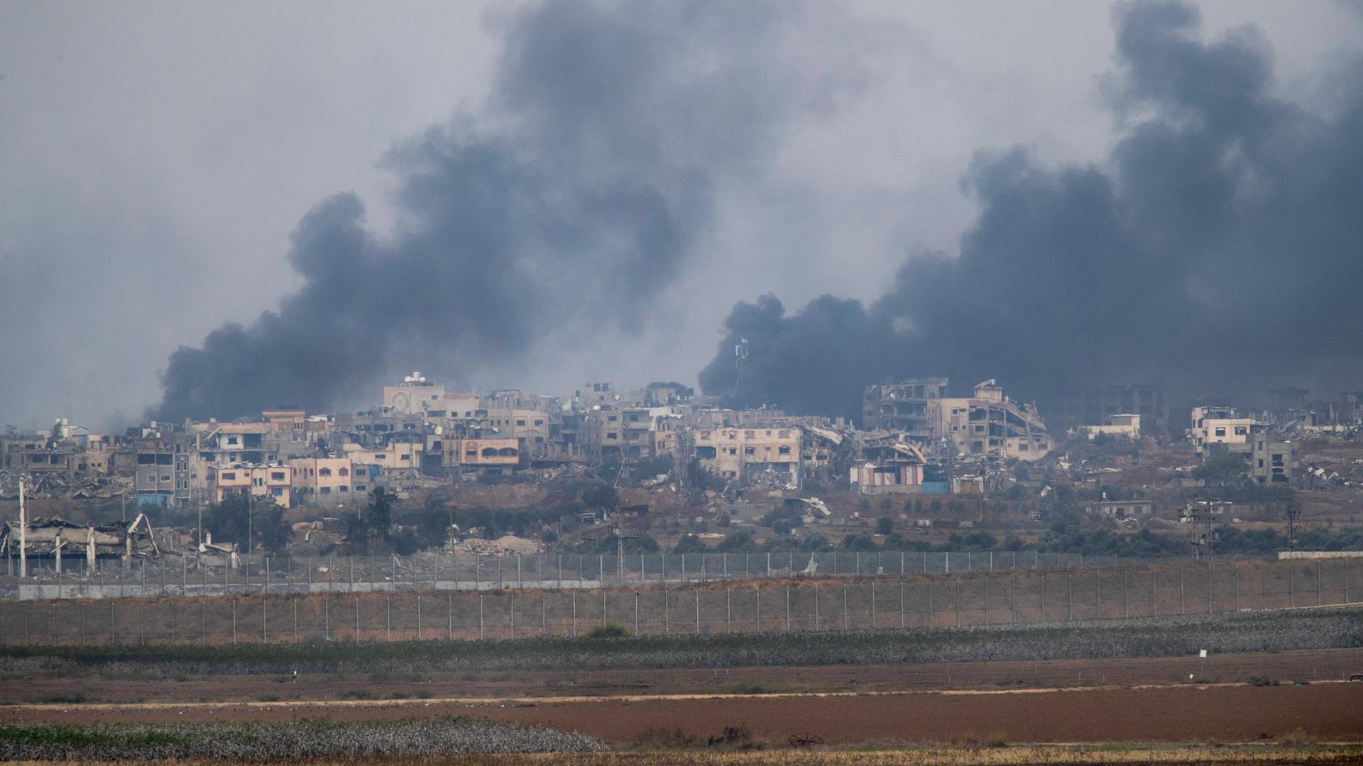 Rauch steigt aus zerstörten Häusern im Gazastreifen auf während des Krieges zwischen Hamas und Israel