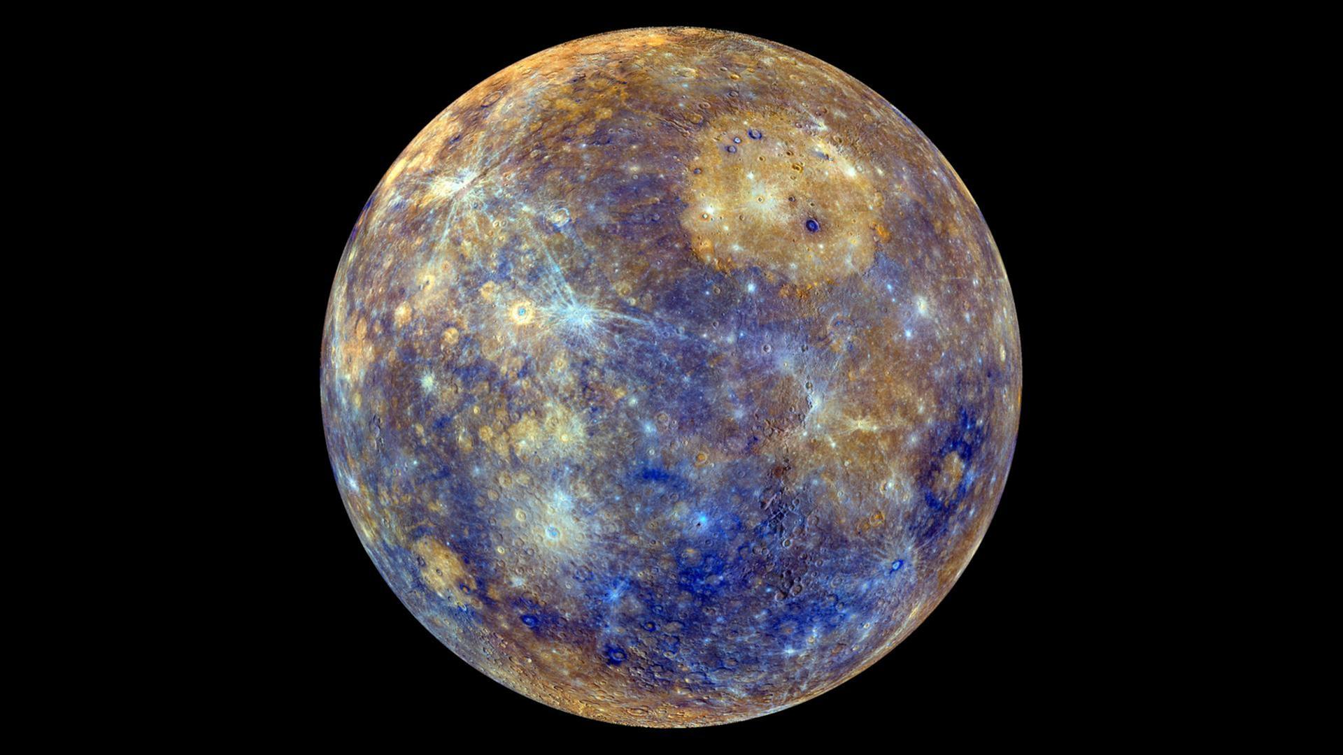 Raumsonden-Fotografie des Planeten Merkur zeigt goldfarbene Gaswolken über blauen Flächen

