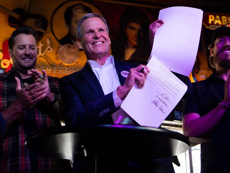 Der Gouverneur von Tennessee Bill Lee zeigt am 21.03.2024 der Öffentlichkeit das unterzeichnete Elvis-Gesetz, das die unerlaubte Nutzung von Stimmen und Anlitz von Künstlern durch KI-Technologie verhindern soll.