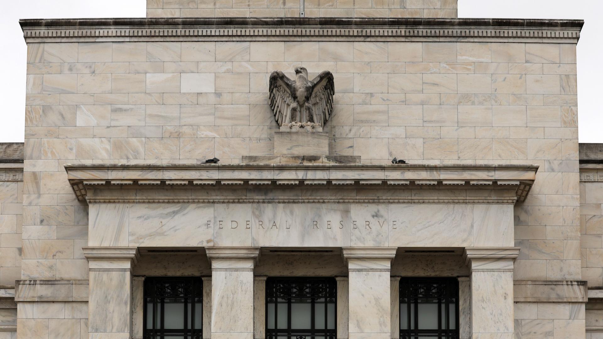 Außenansicht des Gebäudes der Federal Reserve. Über dem Portal sitzt die Skulptur eines Adlers.