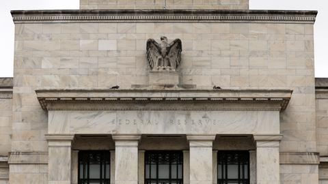 Außenansicht des Gebäudes der Federal Reserve. Über dem Portal sitzt die Skulptur eines Adlers.