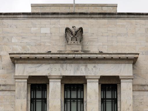 Außenansicht des Gebäudes der Federal Reserve. Über dem Portal sitzt die Skulptur eines Adlers. Außenansicht des Gebäudes der Federal Reserve. Über dem Portal sitzt die Skulptur eines Adlers.