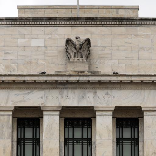 Außenansicht des Gebäudes der Federal Reserve. Über dem Portal sitzt die Skulptur eines Adlers.