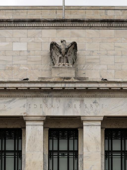 Außenansicht des Gebäudes der Federal Reserve. Über dem Portal sitzt die Skulptur eines Adlers. Außenansicht des Gebäudes der Federal Reserve. Über dem Portal sitzt die Skulptur eines Adlers.