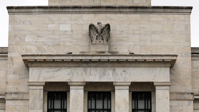 Außenansicht des Gebäudes der Federal Reserve. Über dem Portal sitzt die Skulptur eines Adlers.