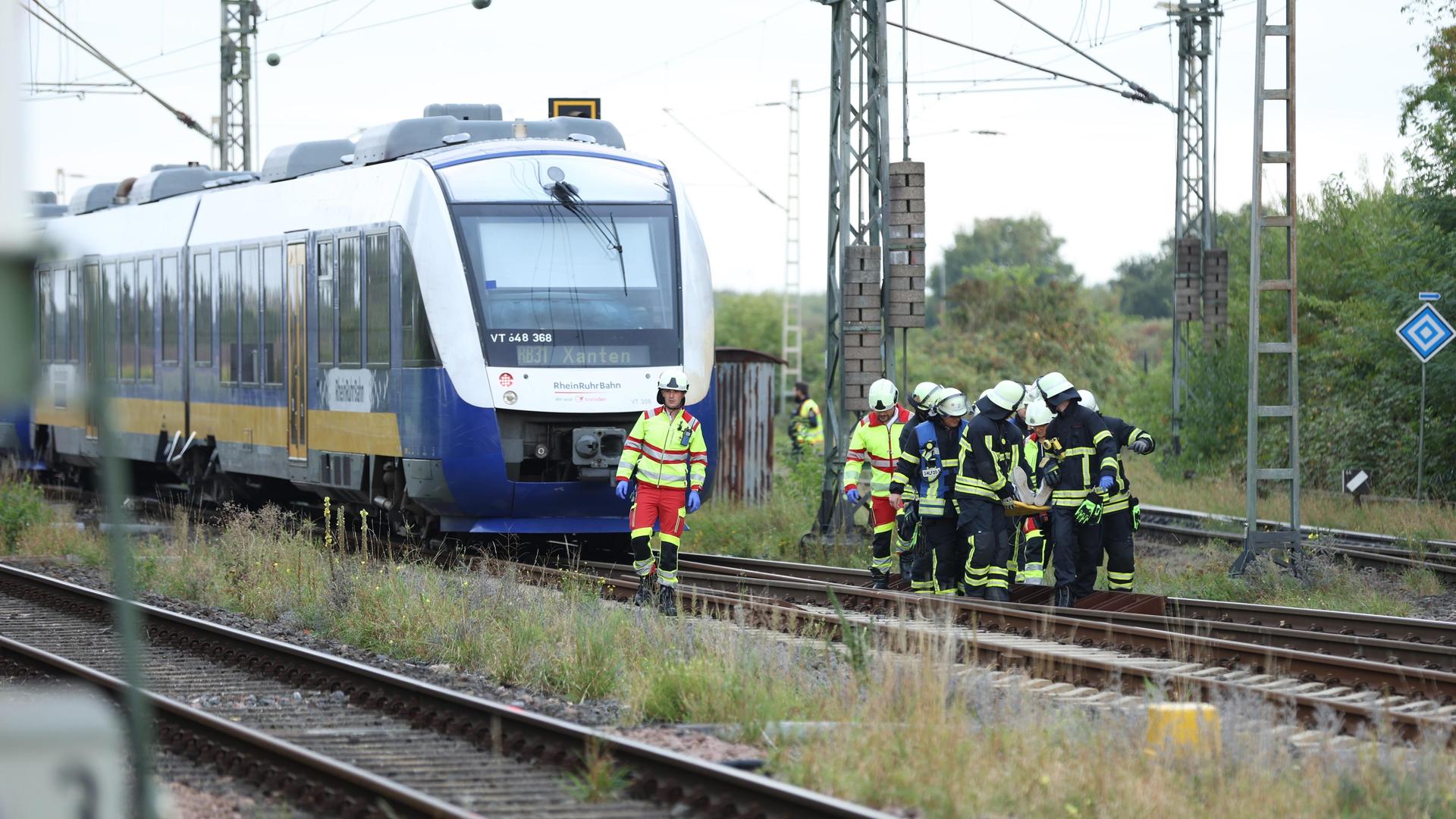 Moers: Ein Regionalzug hat nach Angaben der Bundespolizei einen abgestellten Güterzug seitlich touchiert.