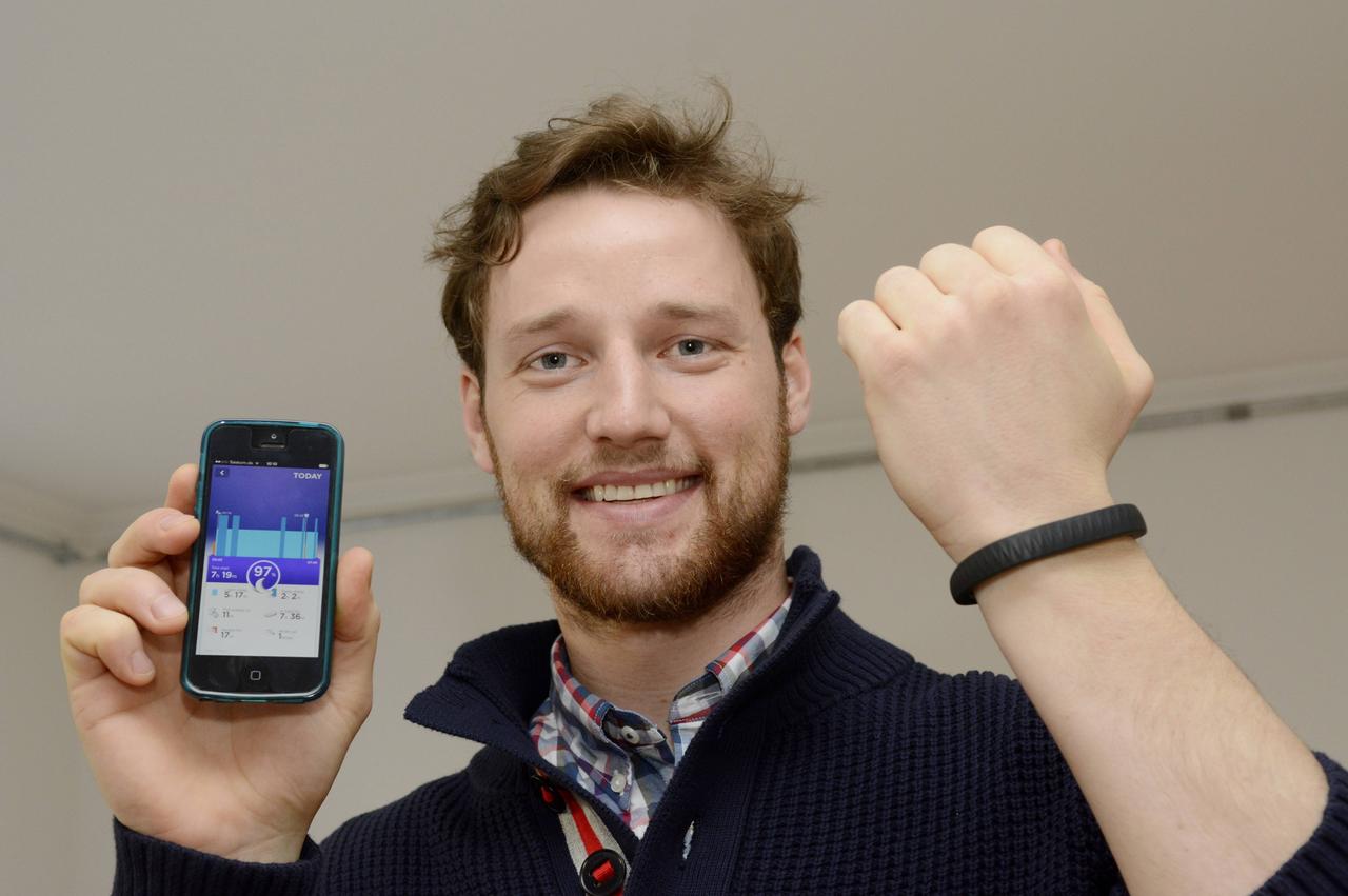 25 . 02 . 2014 , Berlin : Der ehemalige Leistungssportler Maximilian Gotzler ( Foto ) hat das start up biotrakr gegründet . u.a. werden Blutwerte ermittelt, die verständlich aufbereitet in ein eigenes Biotrakr - Profil eingebunden werden können . Empfehlungen zum allgemeinen Lebensstil und Gesundheitscoaching gehören zum Angebot .25 02 2014 Berlin the former  Maximilian Gotzler Photo has the Start up  Founded U a will Blood values determined the of course processed in a own  Profile  will can Recommendations to General Lifestyle and Health coaching belong to Quote