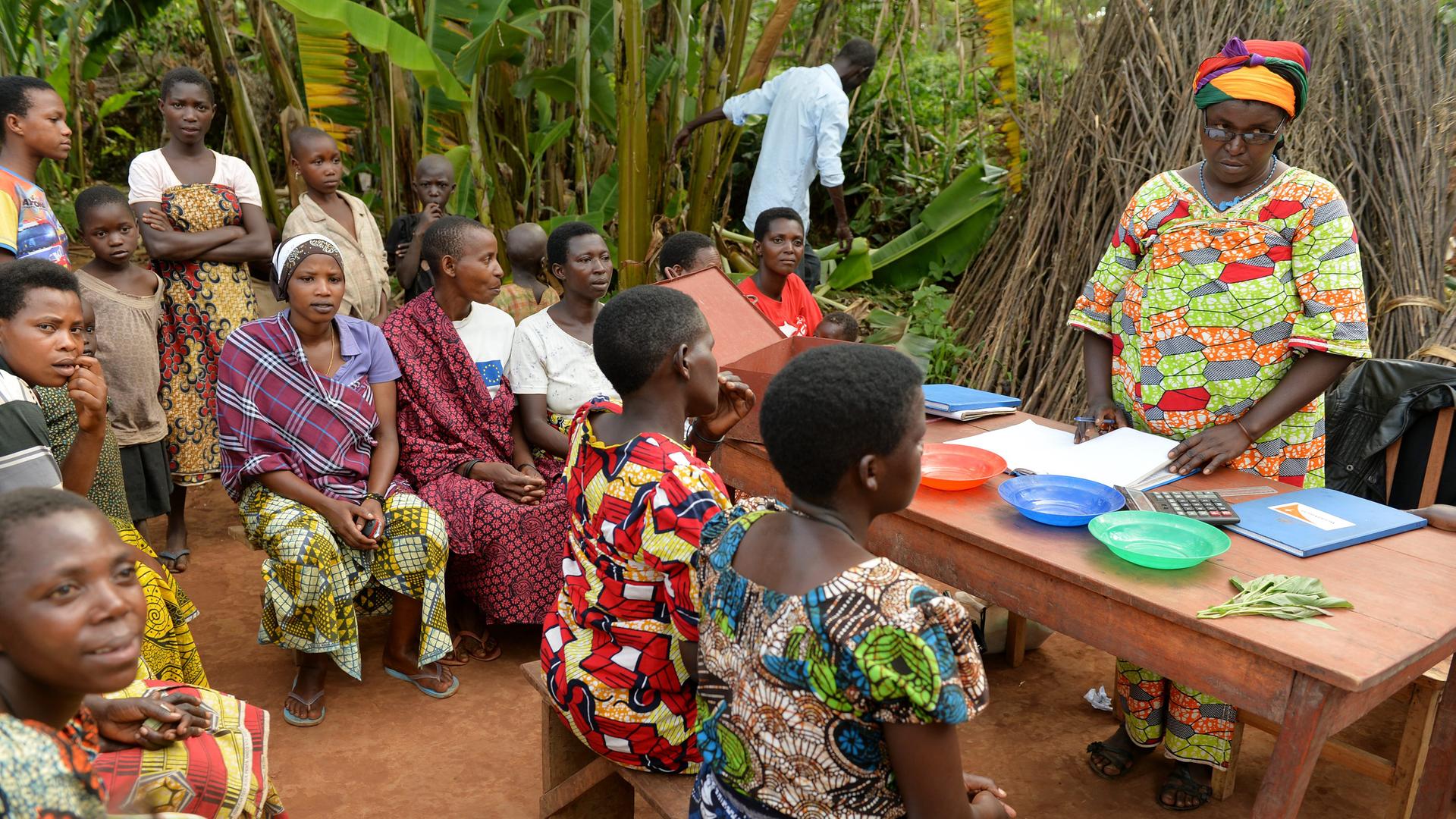 Eine Gruppe von Leuten spricht in einem Dorf bei Cankuzo im Norden von Burundi über Mikrokredite.