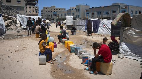 Kinder und Jugendliche warten am 24. Mai 2025 in Gaza City auf die Ausgabe von Essen