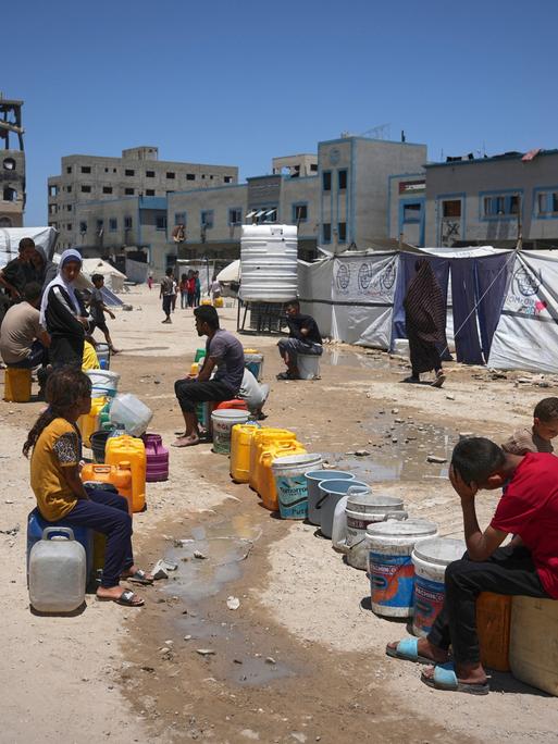 Kinder und Jugendliche warten am 24. Mai 2025 in Gaza City auf die Ausgabe von Essen