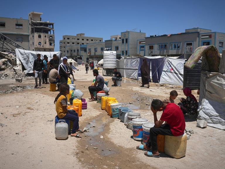 Kinder und Jugendliche warten am 24. Mai 2025 in Gaza City auf die Ausgabe von Essen