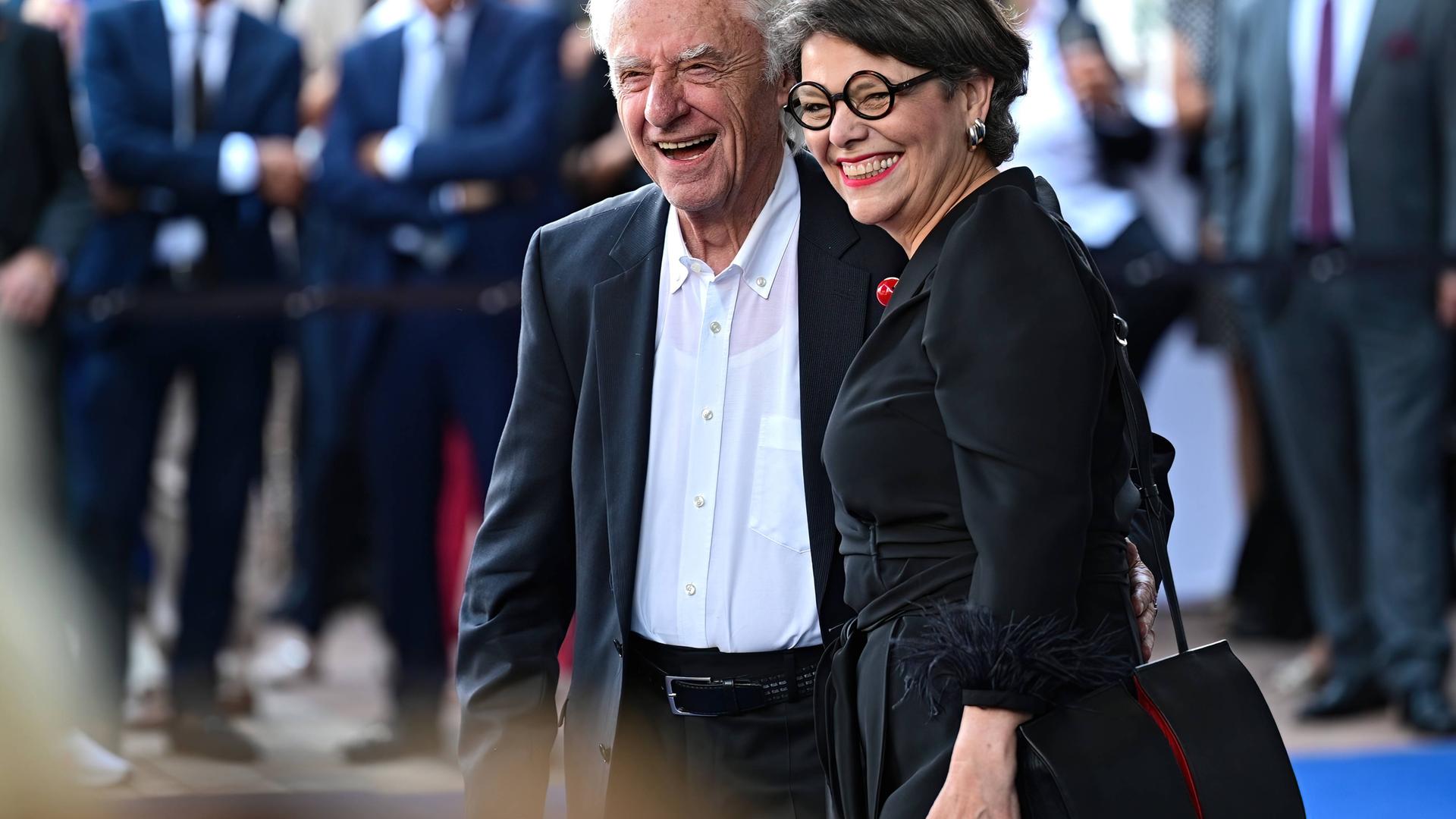 Emil und Niccel Steinberger sind festlich gekleidet und lachen herzhaft in Richtung der Fotografen Emil und Niccel Steinberger sind festlich gekleidet und lachen herzhaft in Richtung der Fotografen