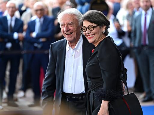 Emil und Niccel Steinberger sind festlich gekleidet und lachen herzhaft in Richtung der Fotografen