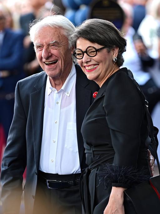 Emil und Niccel Steinberger sind festlich gekleidet und lachen herzhaft in Richtung der Fotografen