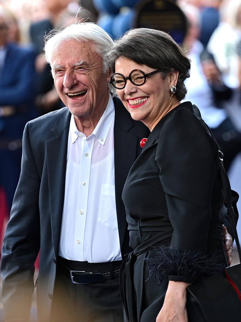 Emil und Niccel Steinberger sind festlich gekleidet und lachen herzhaft in Richtung der Fotografen