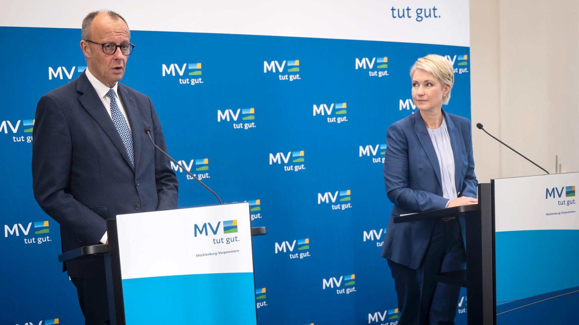 Bundeskanzler Friedrich Merz (CDU) und Manuela Schwesig (SPD), Ministerpräsidentin von Mecklenburg-Vorpommern, stehen bei einem Pressestatement in der Staatskanzlei.