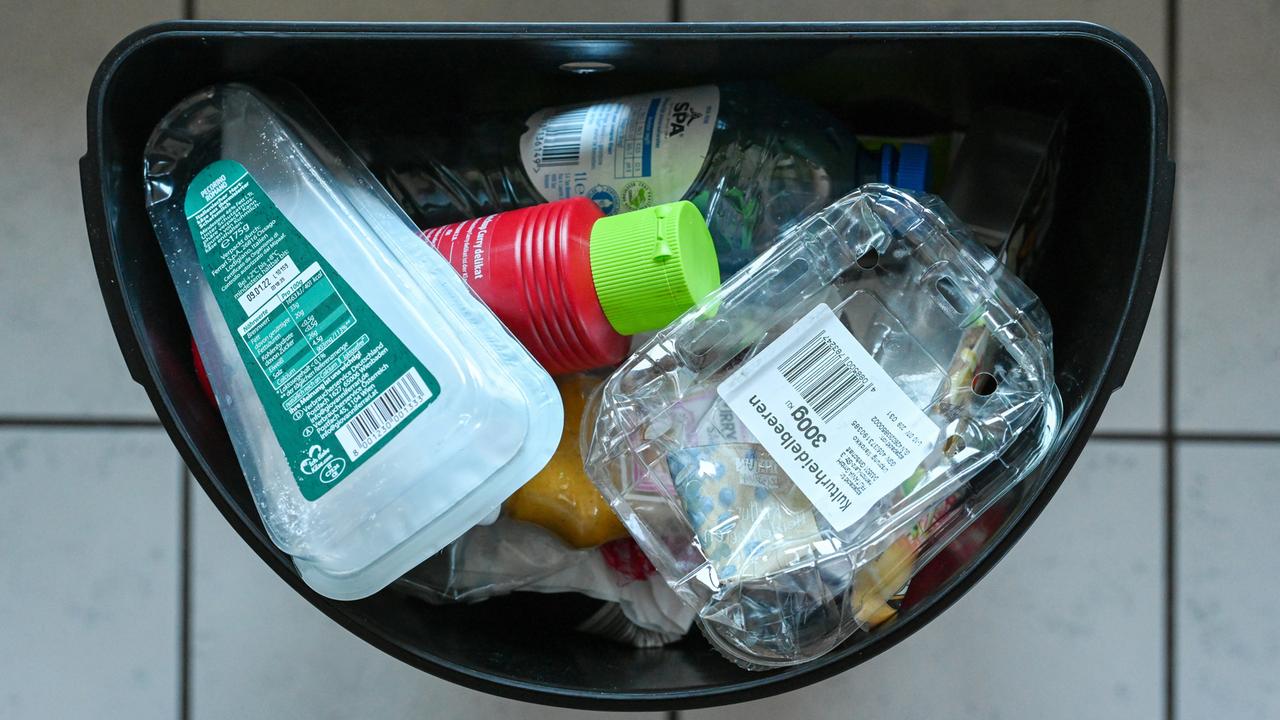 Ein Mülleimer ist mit verschiedenen Verpackungen aus Plastik gefüllt.