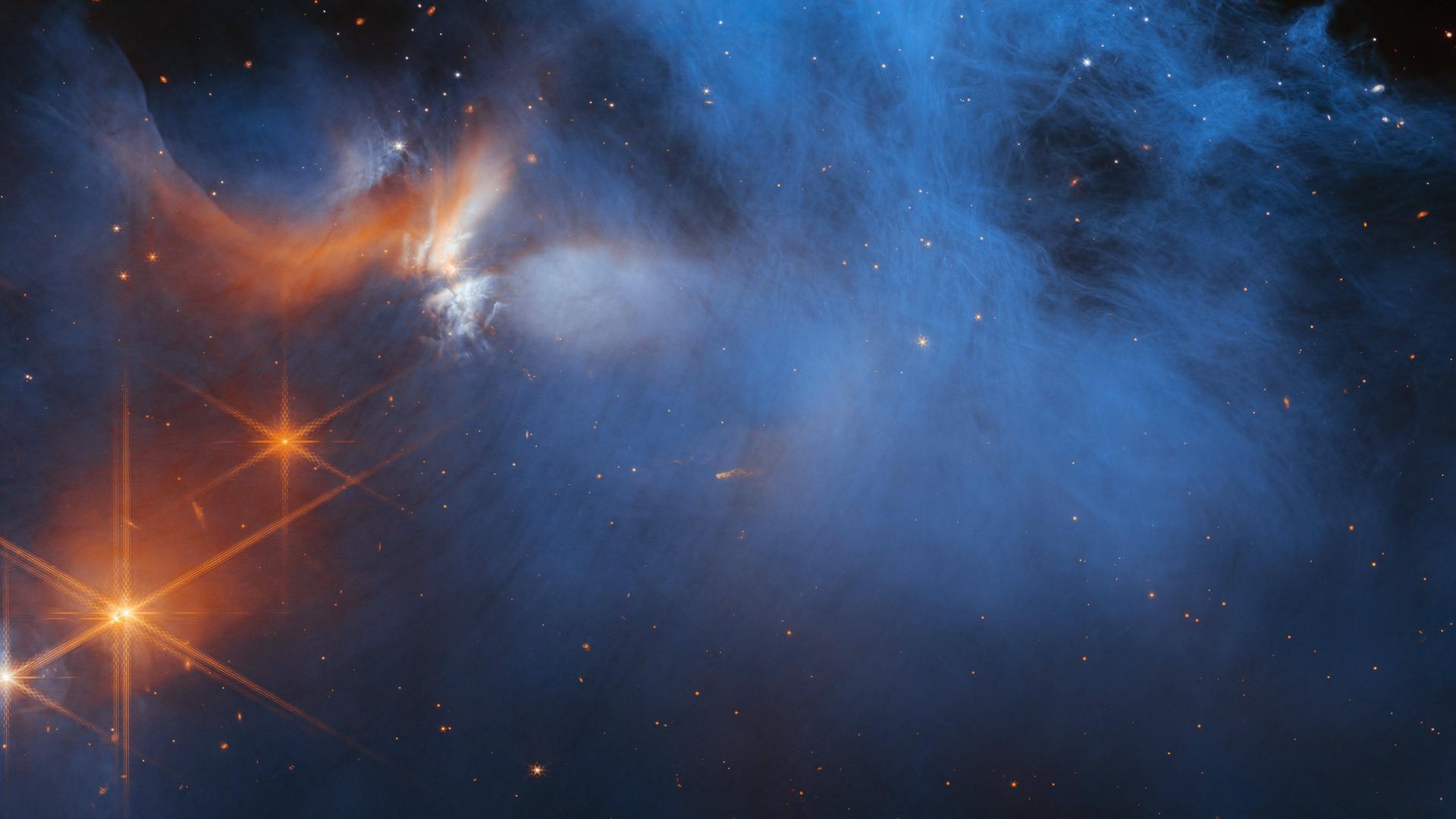 Die 630 Lichtjahre entfernte, dunkle Molekülwolke Chamaeleon I. in einer Nahaufnahme der Infrarot-Kamera des James-Webb-Weltraumteleskops.