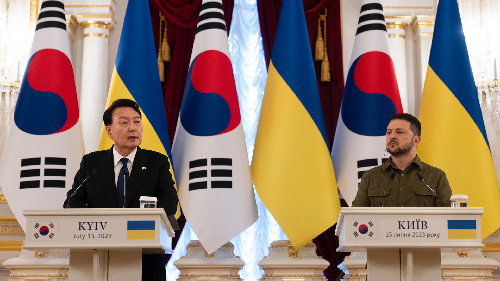 Yoon, Präsident von Südkorea, spricht während einer gemeinsamen Erklärung, während Wolodymyr Selenskyj, Präsident der Ukraine, zuhört.