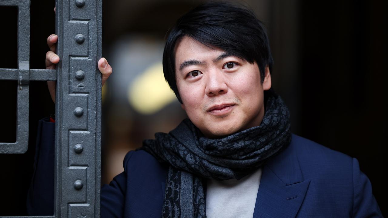 Der chinesische Pianist Lang Lang blickt in die Kamera.