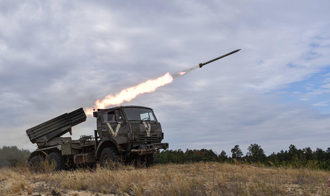 Das Foto von der russischen Staatsagentur Sputnik zeigt, wie eine Rakete in Richtung ukrainischer Stellungen im Gebiet Cherson geschossen werden. 