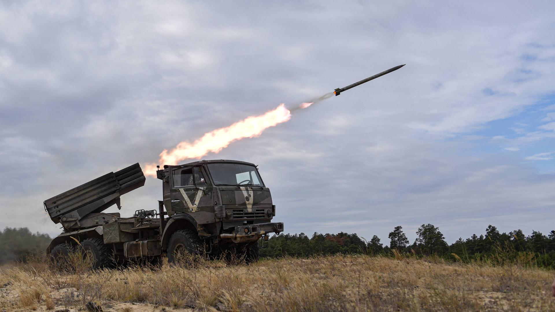 Das Foto von der russischen Staatsagentur Sputnik zeigt, wie eine Rakete in Richtung ukrainischer Stellungen im Gebiet Cherson geschossen werden. 