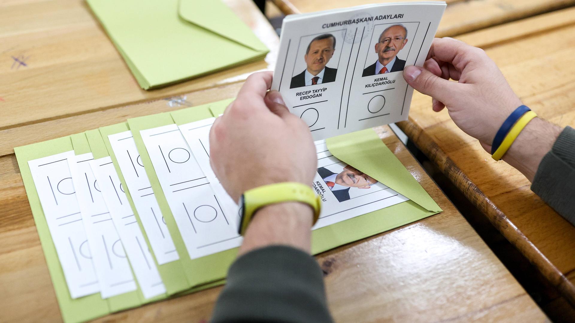 Nun sind die Wahllokale geschlossen: Wahlzettel mit Porträts der Kandidaten am 28.05.2023 in Istanbul