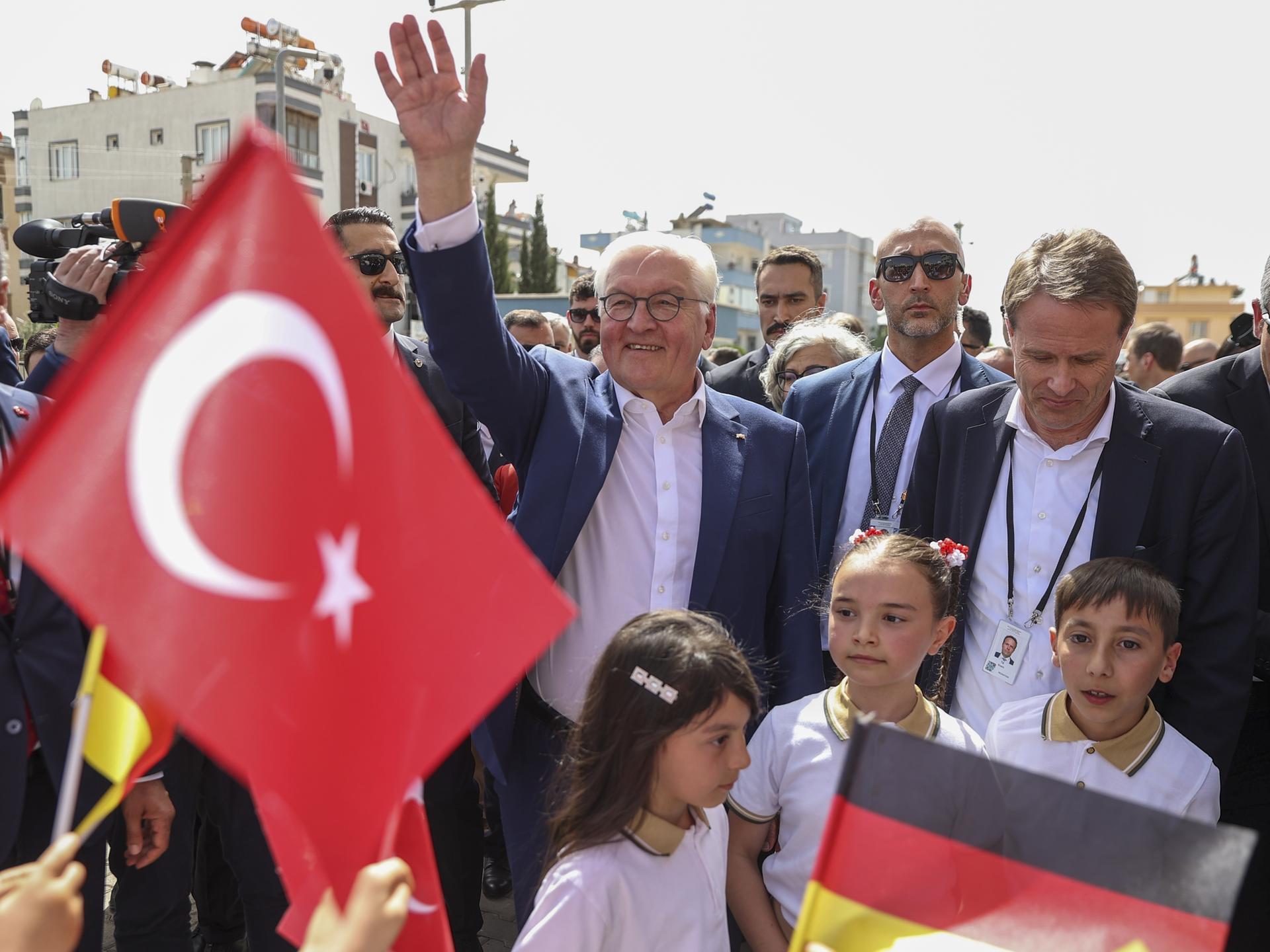 Bundespräsident Frank-Walter Steinmeier winkt am 23. April 2024 während seines Türkei-Besuchs