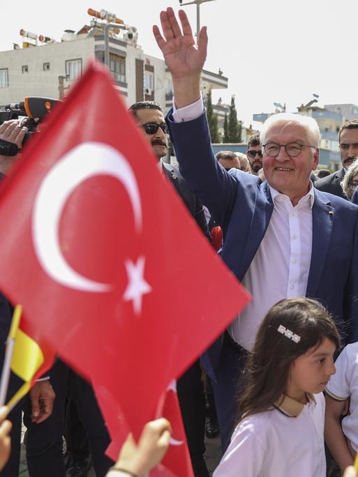 Bundespräsident Frank-Walter Steinmeier winkt am 23. April 2024 während seines Türkei-Besuchs