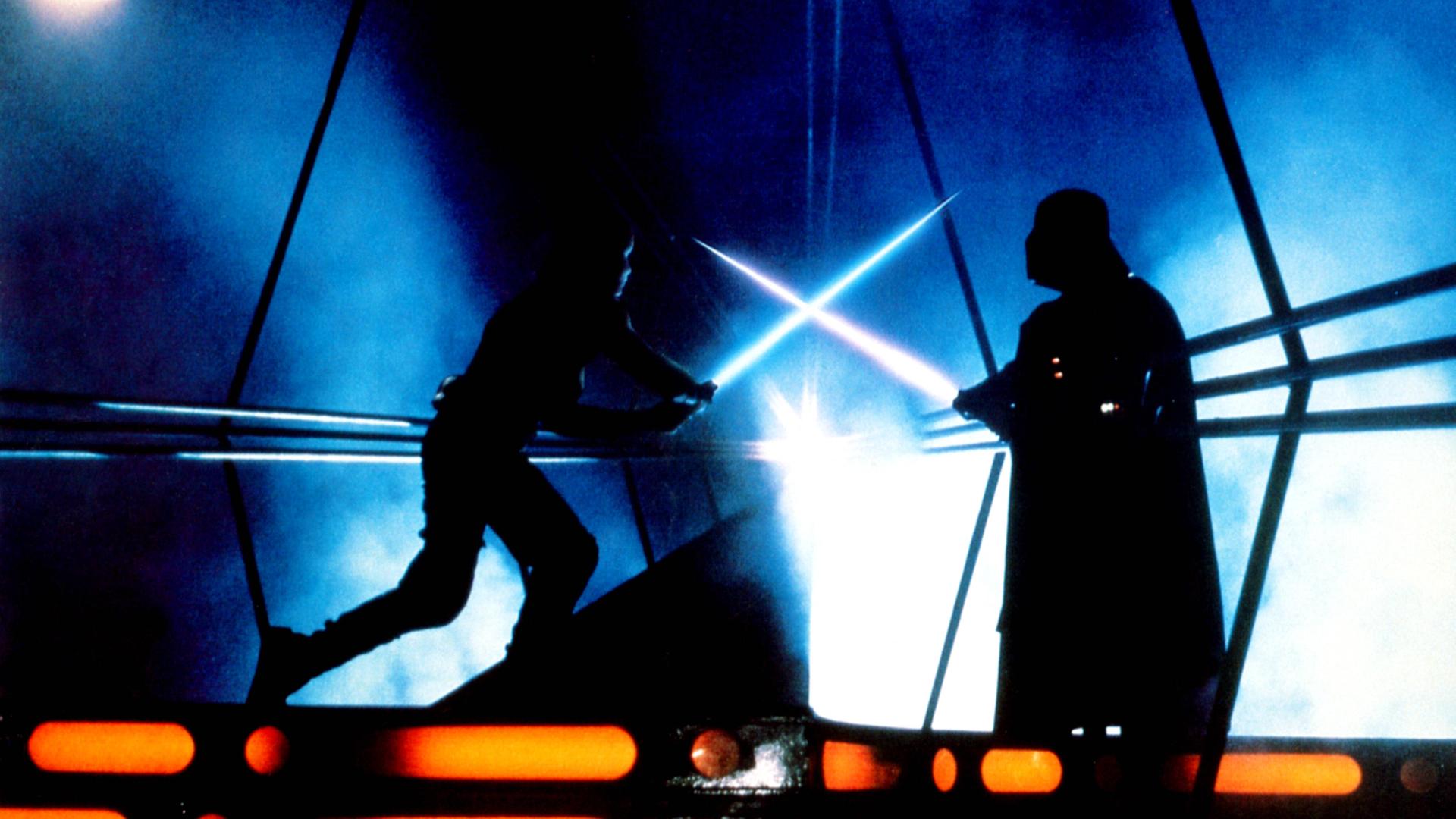Der Lichtschwerter-Kampf aus dem FIlm "STAR WARS: EPISODE 5 - Das Emperium schlägt zurück" zwischen Luke Skywalker gespielt von Mark Hamill (l.) und Darth Vader gespielt von David Prowse (r.) im Jahr 1980.