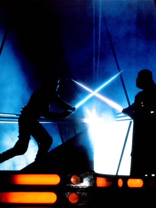 Der Lichtschwerter-Kampf aus dem FIlm "STAR WARS: EPISODE 5 - Das Emperium schlägt zurück" zwischen Luke Skywalker gespielt von Mark Hamill (l.) und Darth Vader gespielt von David Prowse (r.) im Jahr 1980.