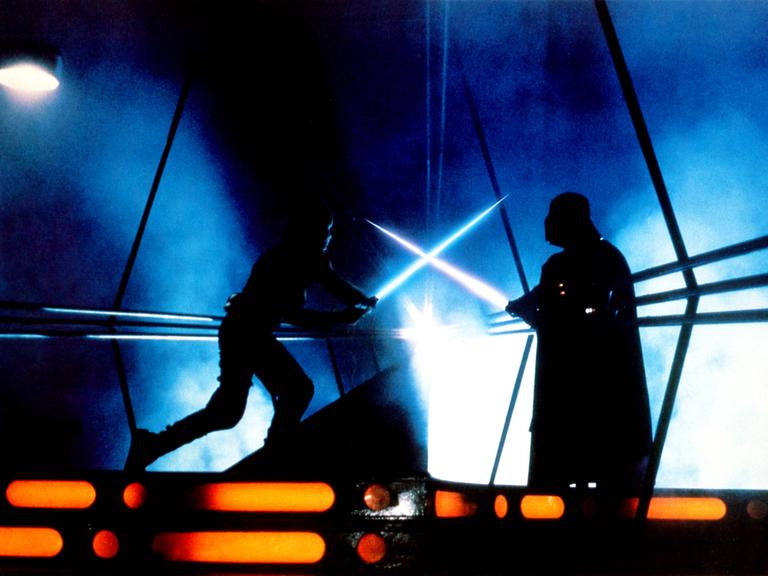 Der Lichtschwerter-Kampf aus dem FIlm "STAR WARS: EPISODE 5 - Das Emperium schlägt zurück" zwischen Luke Skywalker gespielt von Mark Hamill (l.) und Darth Vader gespielt von David Prowse (r.) im Jahr 1980.
