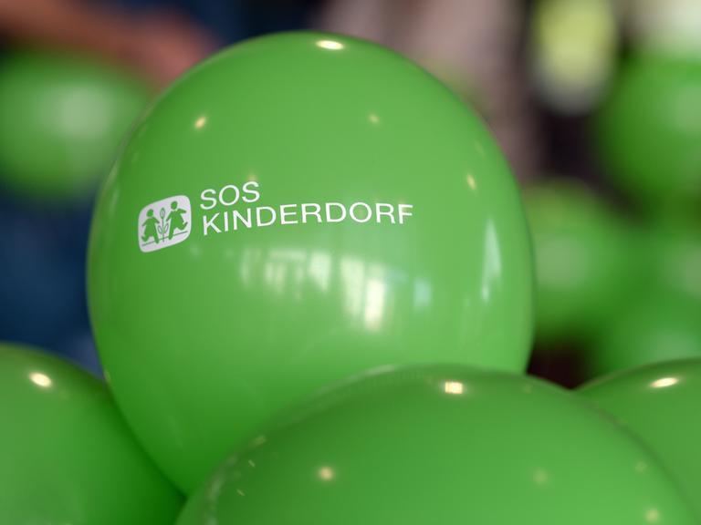 Luftballons liegen am 14.07.2017 in Berlin in der gerade eröffneten Botschaft für Kinder des Vereins SOS-Kinderdorf.