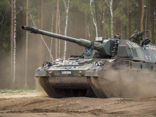 Panzerhaubitze 2000 der Bundeswehr in der Übung "Iron Wolf" der NATO-Battlegroup in Rukla in Litauen.