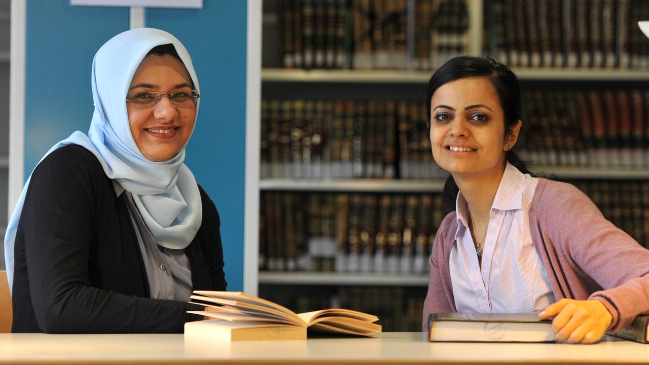 Die beiden Nachwuchswissenschaftlerinnen am Zentrum für Islam und Recht an der Universität Erlangen-Nürnberg Fahimah Ulfat (li) und Rana Alsoufi im Jahr 2014