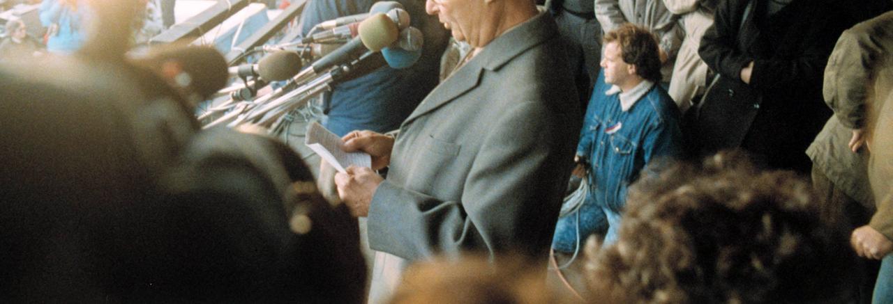 Samtene Revolution in der Tschecheslowakei: Alexander Dubcek spricht am 25.11.1989 auf einer Kundgebung in Prag