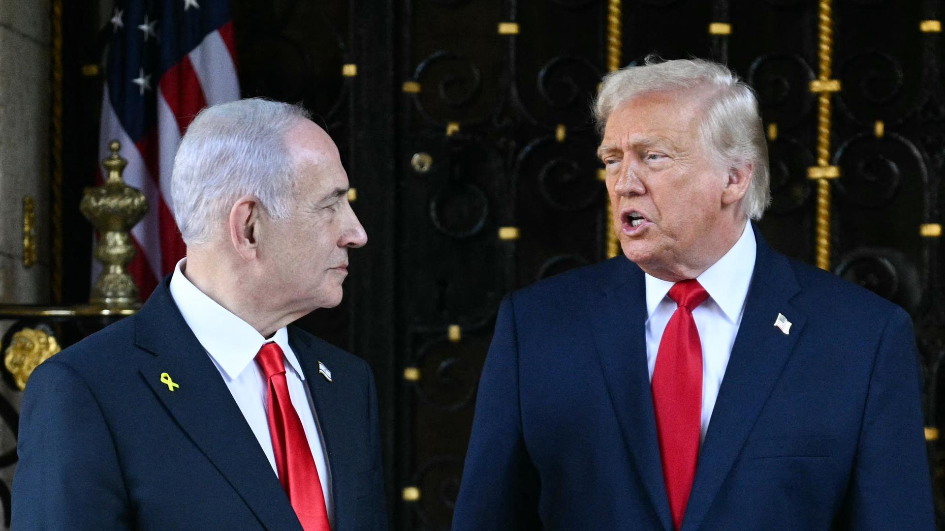 Das Bild zeigt US-Präsident Donald Trump und Israels Premierminister Netanjahu bei einem Treffen in Mar-a-Lago in Florida. 