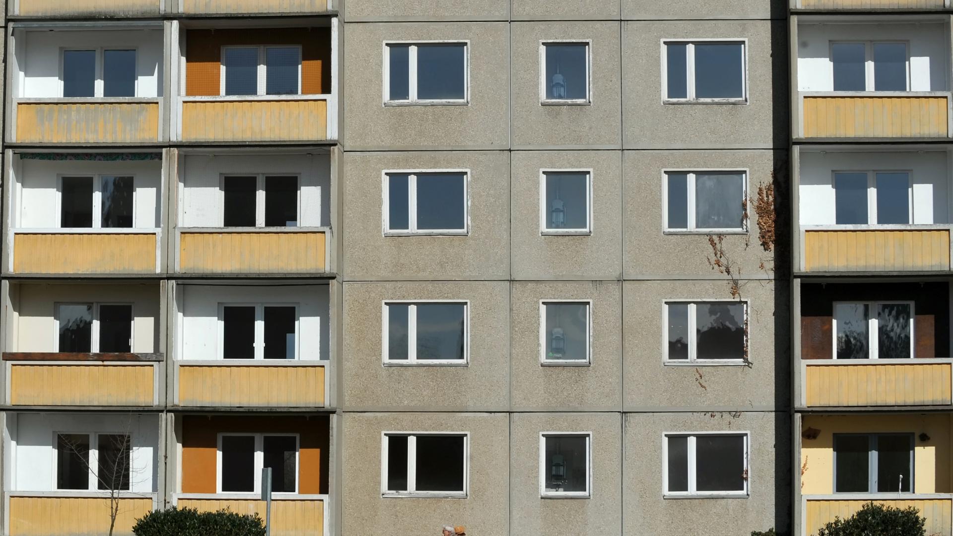 Leerstehende Wohnungen in einem Plattenbau.