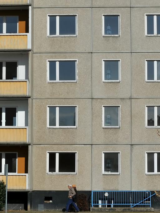 Leerstehende Wohnungen in einem Plattenbau.