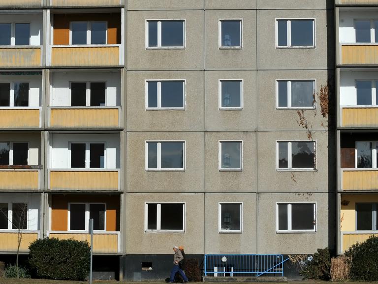 Leerstehende Wohnungen in einem Plattenbau.