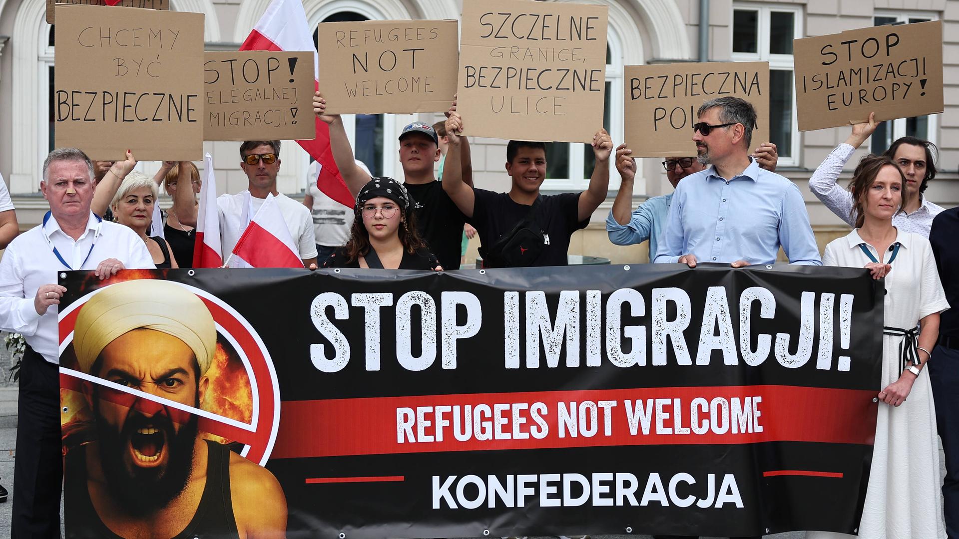 Anti-Einwanderungsprotest im polnischen Wadowice am 19. Juli 2025. Auf einem Banner steht "Stop Imigracji! Refugees not Welcome".