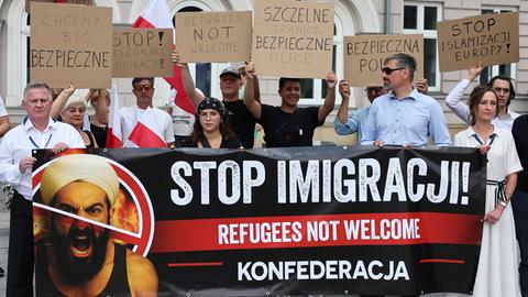 Anti-Einwanderungsprotest im polnischen Wadowice am 19. Juli 2025. Auf einem Banner steht "Stop Imigracji! Refugees not Welcome". Anti-Einwanderungsprotest im polnischen Wadowice am 19. Juli 2025. Auf einem Banner steht "Stop Imigracji! Refugees not Welcome".