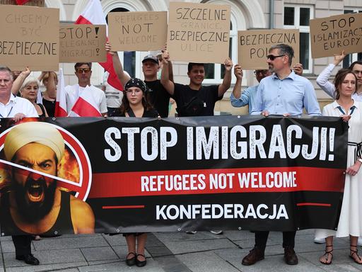 Anti-Einwanderungsprotest im polnischen Wadowice am 19. Juli 2025. Auf einem Banner steht "Stop Imigracji! Refugees not Welcome".