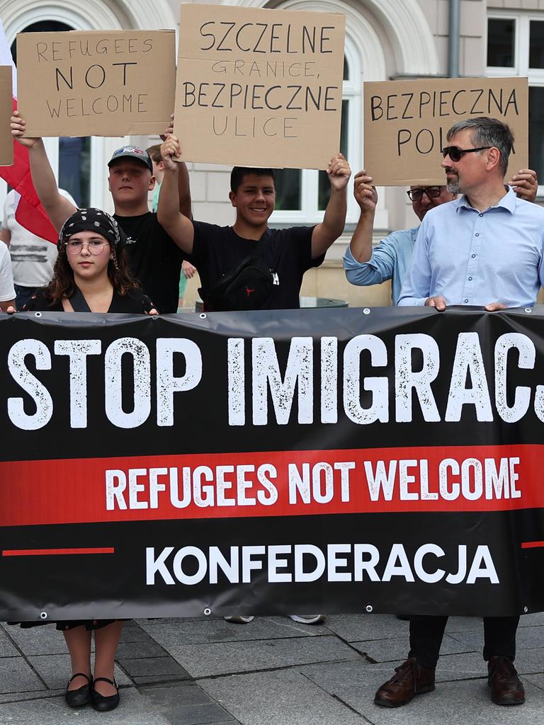 Anti-Einwanderungsprotest im polnischen Wadowice am 19. Juli 2025. Auf einem Banner steht "Stop Imigracji! Refugees not Welcome".