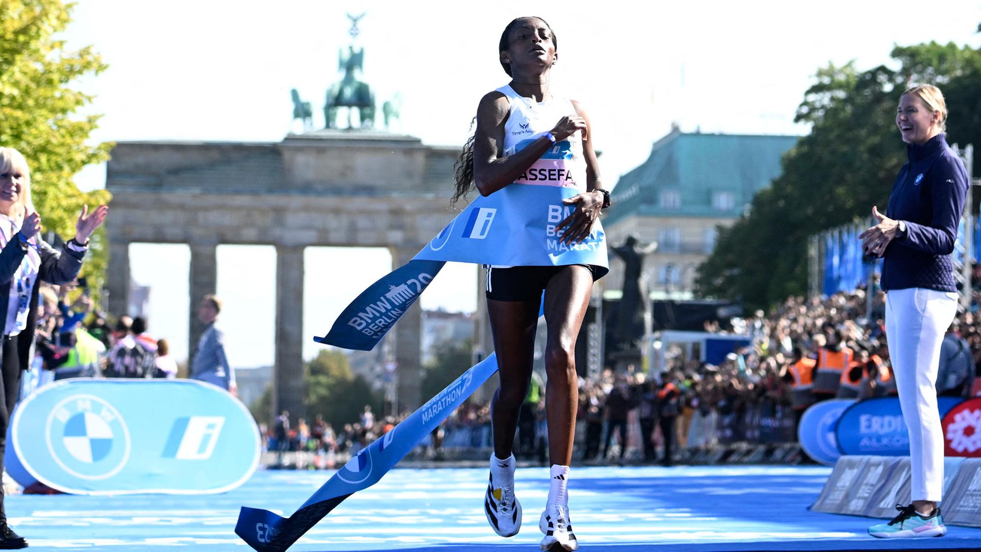 Tigist Assefa nach ihrem Weltrekord im Marathon in Berlin