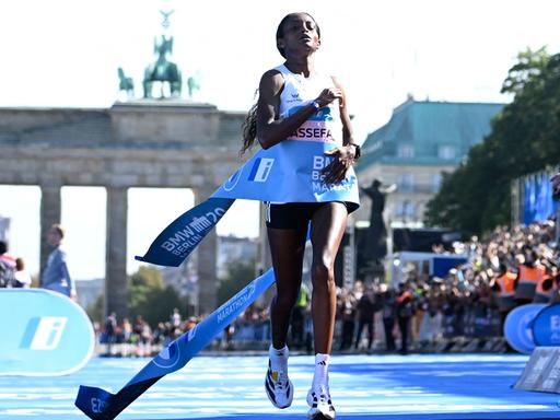 Tigist Assefa nach ihrem Weltrekord im Marathon in Berlin
