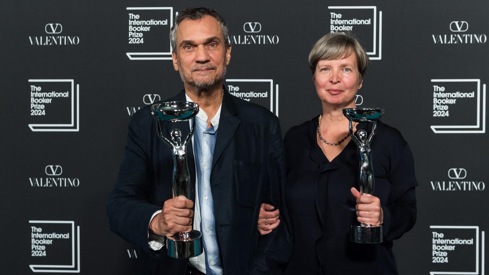 Schriftstellerin Jenny Erpenbeck und Übersetzer Michael Hofmann mit ihren Trophäen bei der Preisverleihung in London. 
