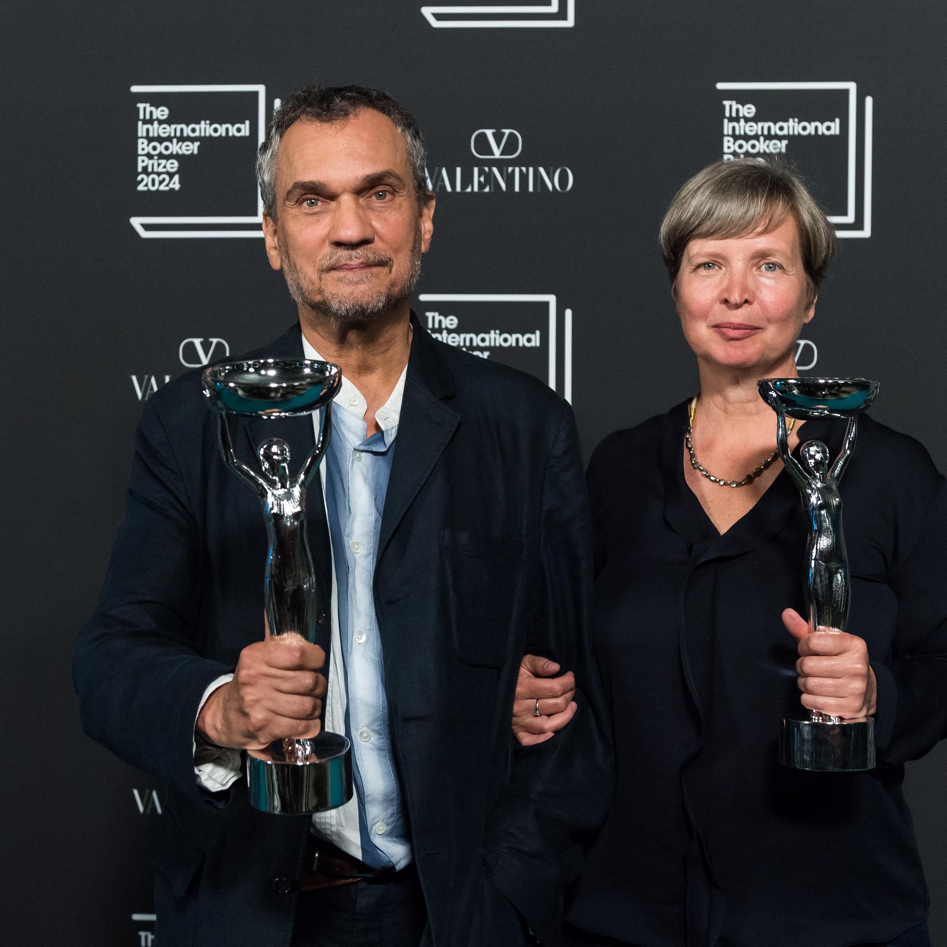 Schriftstellerin Jenny Erpenbeck und Übersetzer Michael Hofmann mit ihren Trophäen bei der Preisverleihung in London. 