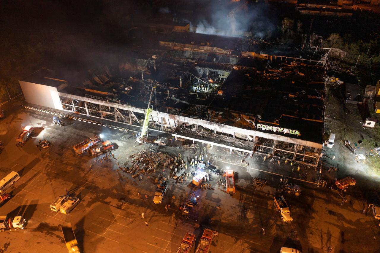 Feuerwehrleute des staatlichen ukrainischen Katastrophenschutzes arbeiten an einem Brand in einem Einkaufszentrum nach einem Raketenangriff in Krementschuk, Ukraine.
